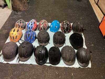 Helmy- jezdecké či cyklistické 