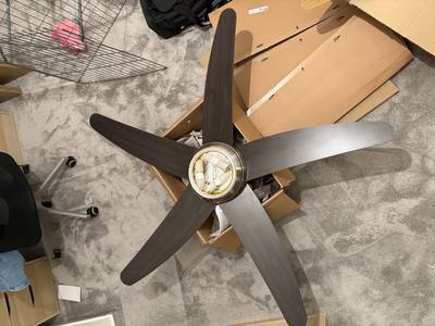 Stropní větrák se světlem